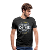 Ostsee Beaches - Männer Bio-T-Shirt mit V-Ausschnitt von Stanley & Stella - Schwarz