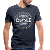 Ostsee Beaches - Männer Bio-T-Shirt mit V-Ausschnitt von Stanley & Stella - Navy