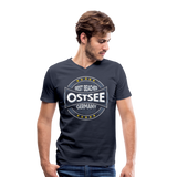 Ostsee Beaches - Männer Bio-T-Shirt mit V-Ausschnitt von Stanley & Stella - Navy