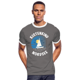 Küstenkind Nordsee - Männer Kontrast-T-Shirt - Dunkelgrau/Weiß