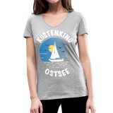 Küstenkind Ostsee - Frauen Bio-T-Shirt mit V-Ausschnitt von Stanley & Stella - Grau meliert