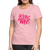 Kiss me fonts - Frauen Premium T-Shirt - Hellrosa