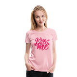 Kiss me fonts - Frauen Premium T-Shirt - Hellrosa