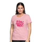 Kiss me fonts - Frauen Premium T-Shirt - Hellrosa