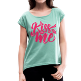 Kiss me fonts - Frauen T-Shirt mit gerollten Ärmeln - Minze meliert