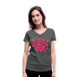 Kiss me font - Frauen Bio-T-Shirt mit V-Ausschnitt von Stanley & Stella - Anthrazit