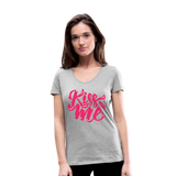 Kiss me font - Frauen Bio-T-Shirt mit V-Ausschnitt von Stanley & Stella - Grau meliert