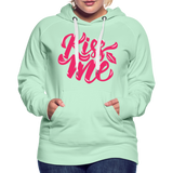 Kiss me fonts - Frauen Premium Hoodie - helles Mintgrün