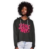 Kiss me fonts - Frauen Cropped Hoodie - Anthrazit